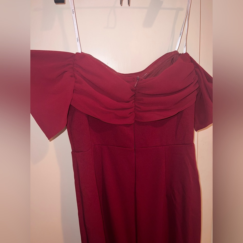 Beautiful off the shoulder red gown. Size M lulu’s brand new.